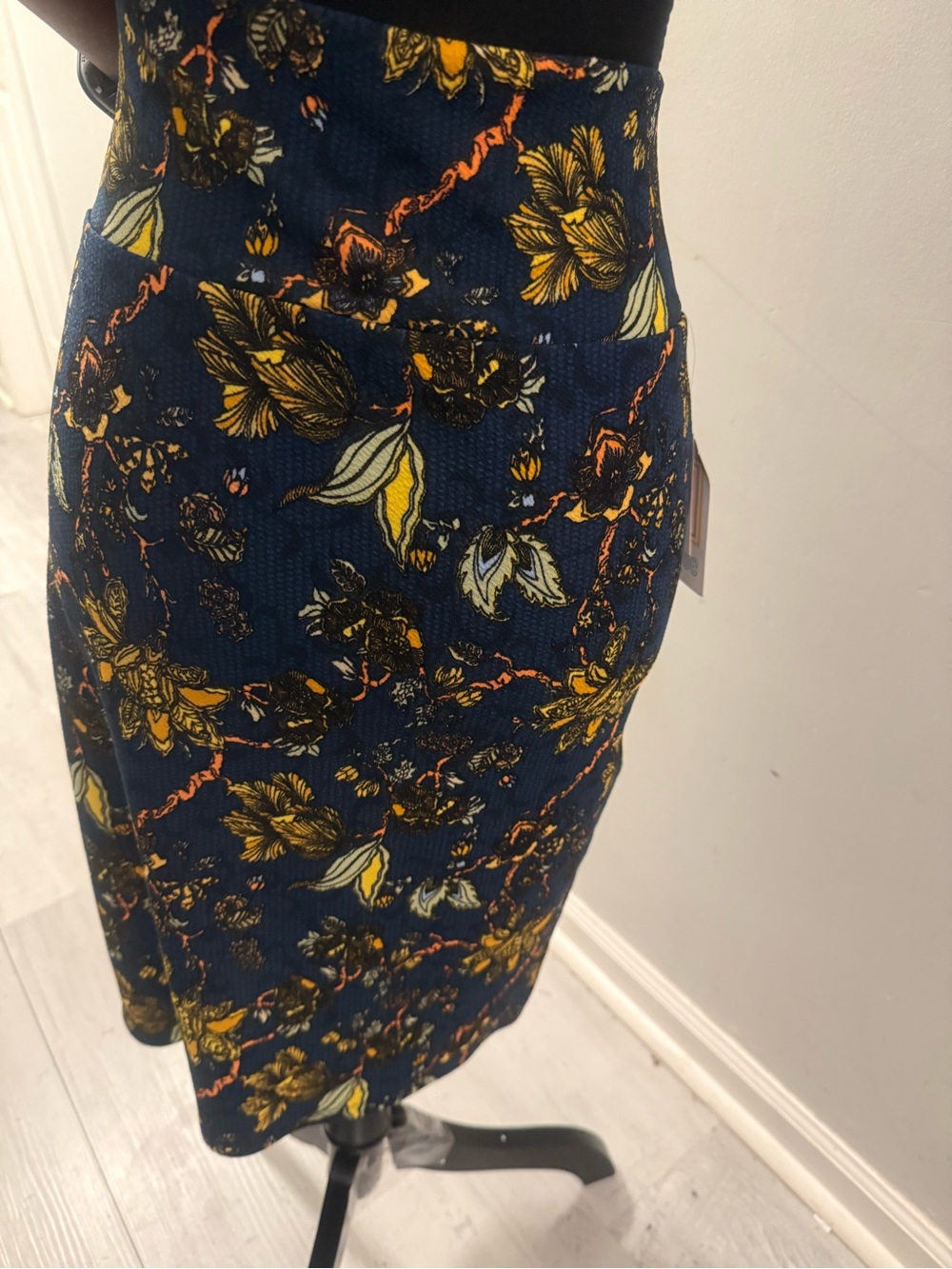 LuLaRoe NWT Cassie Navy Floral Pencil Skirt Stretch Size L